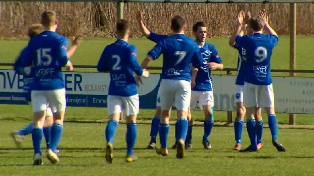 VKW juicht in Emmen. De Börkers zijn door de 2-3 zege terug in de titelrace