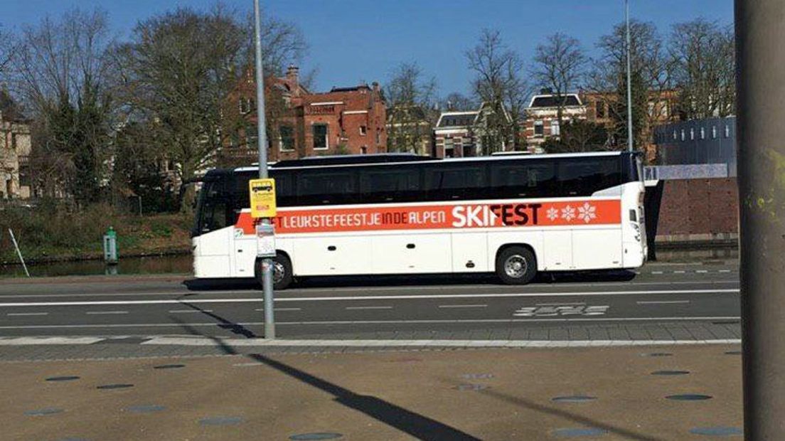 De bus waarmee Noor en haar mede-studenten zaterdag uit Groningen vertrokken