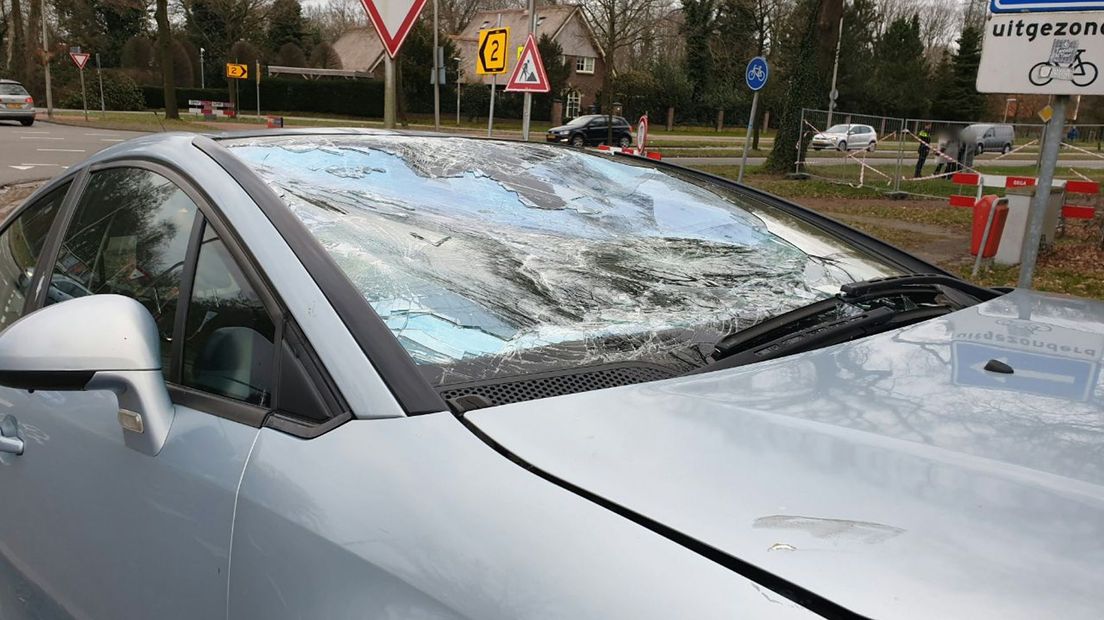 De fietser kwam op de voorruit terecht.