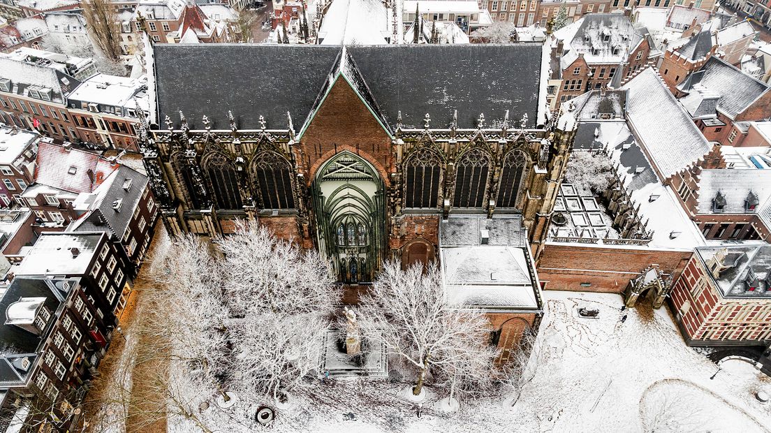 De besneeuwde Domkerk.