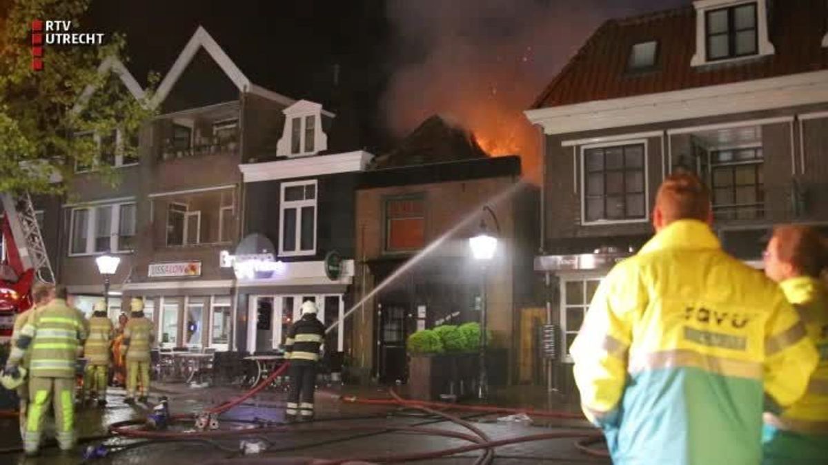 Grote uitslaande brand in centrum Breukelen