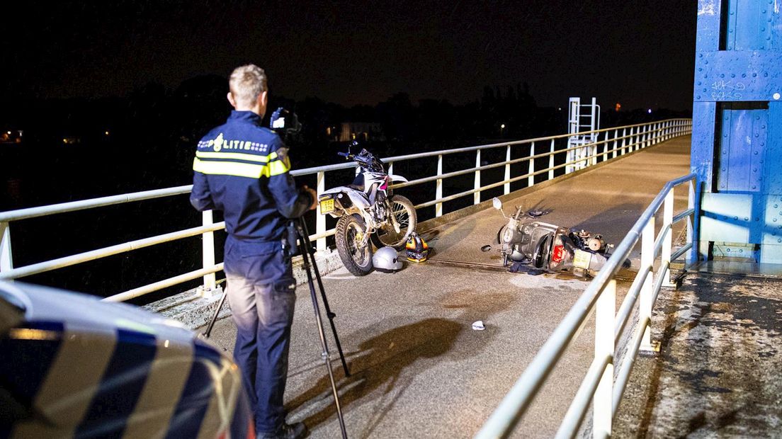 Zwaargewonde bij botsing tussen twee scooters op IJsselbrug Zwolle