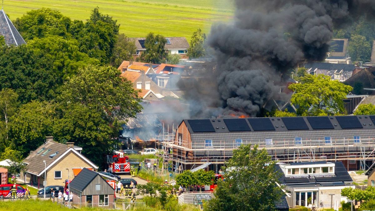 112-nieuws 27 juni: Grote brand bij autobedrijf in Raerd onder controle, asbest vrijgekomen