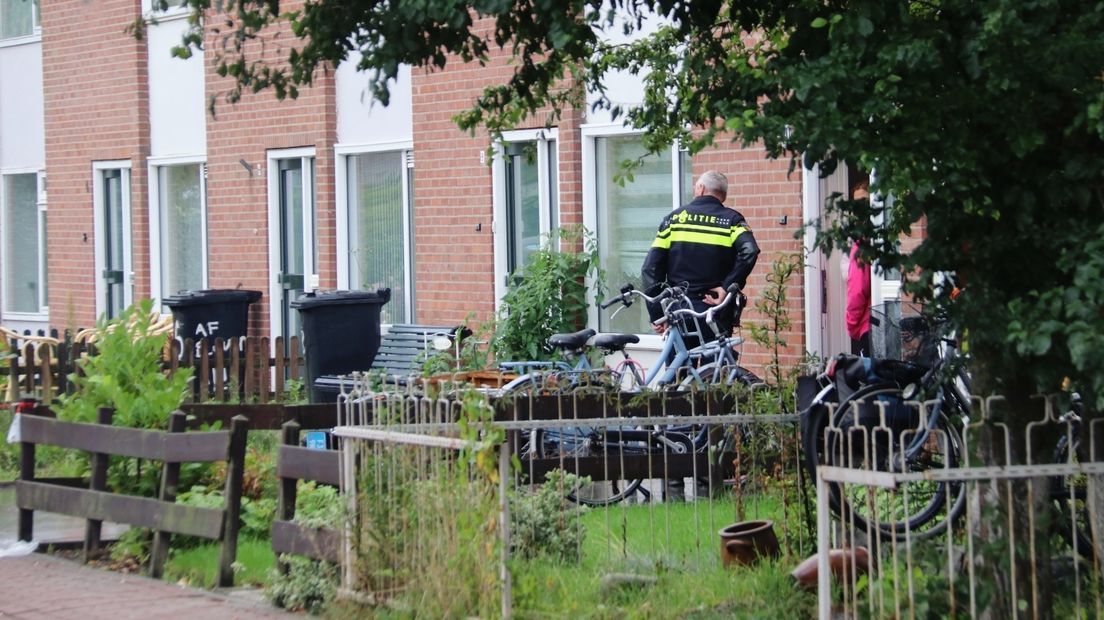 Politieagenten ondervragen omwonenden na beschieting in Terneuzen