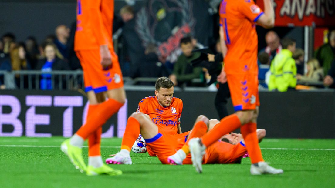 Teleurstelling bij FC Emmen: De play-offs lijken vrijwel onhaalbaar na de 1-3 nederlaag tegen MVV