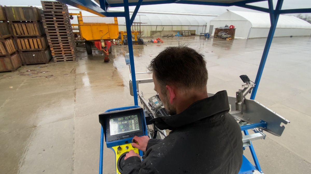 Demonstratie van kruidenoogstmachine op zonnepanelen