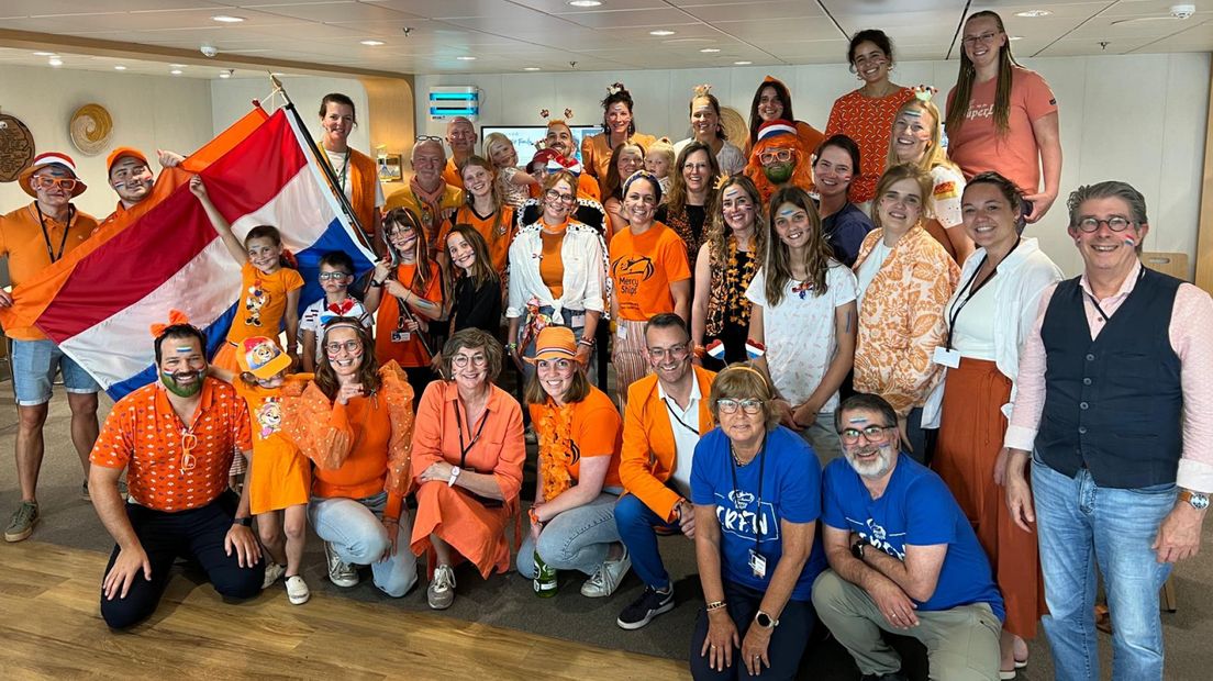 Koningsdag wordt ook groots gevierd op het schip, met Marit in het midden (bril en witte blouse)