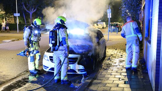 Geparkeerde Mercedes verwoest door brand Home