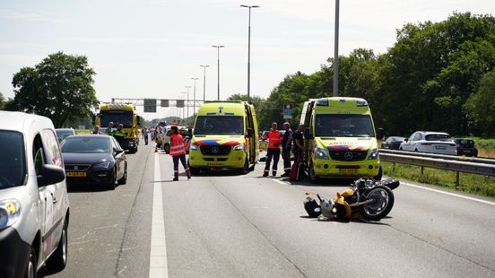 Twee gewonden bij ongeval op A1. Twee gewonden bij ongeval op A1.