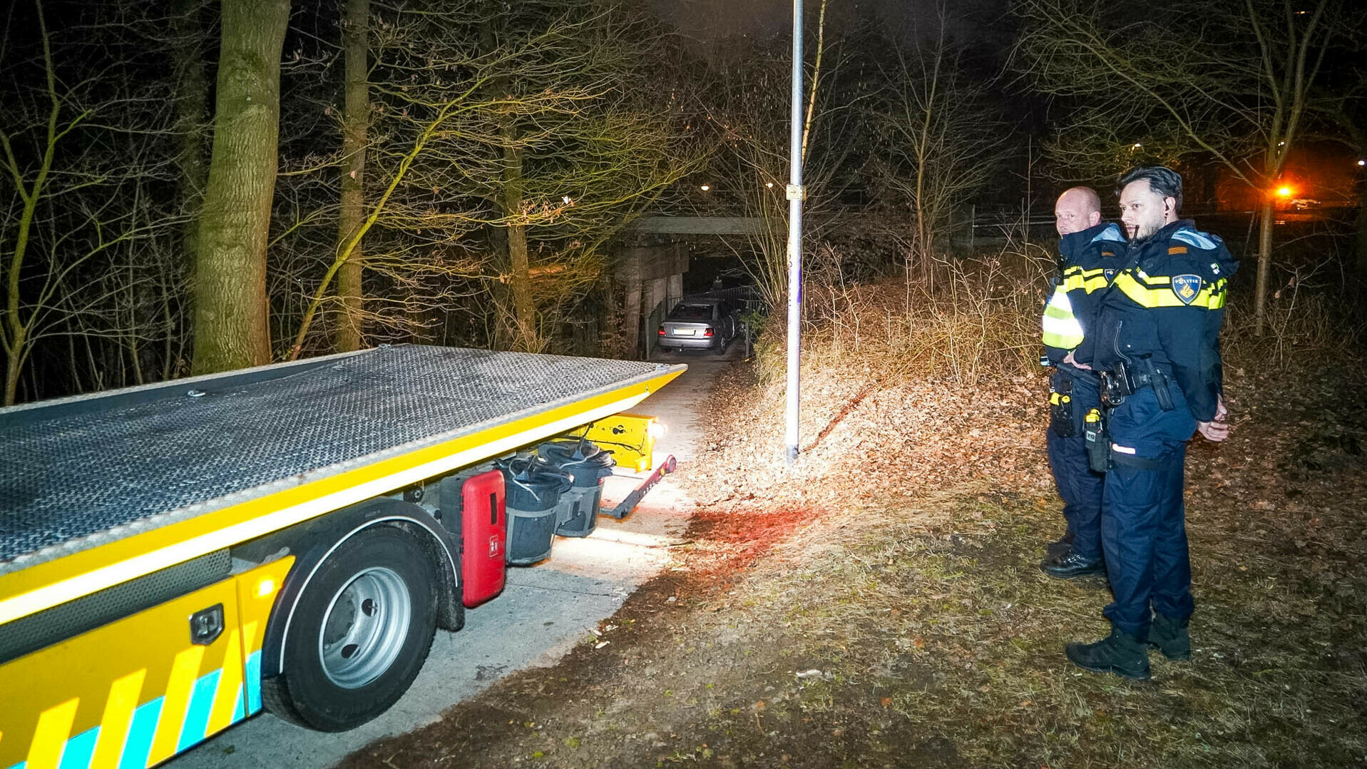 Auto rijdt zich klem op fietspad onder spoorbrug in Emmen