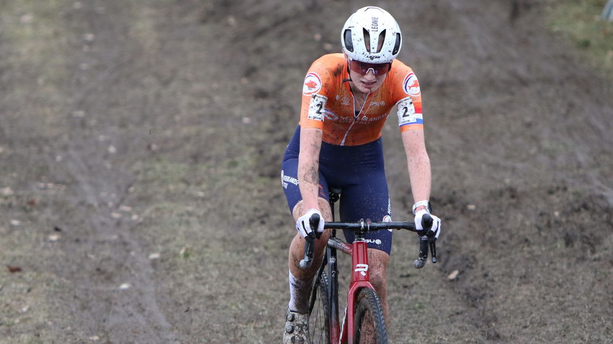 Veldrijdster Leonie Bentveld derde op EK | Sportclub Heerenveen hard onderuit bij Fortuna Sittard