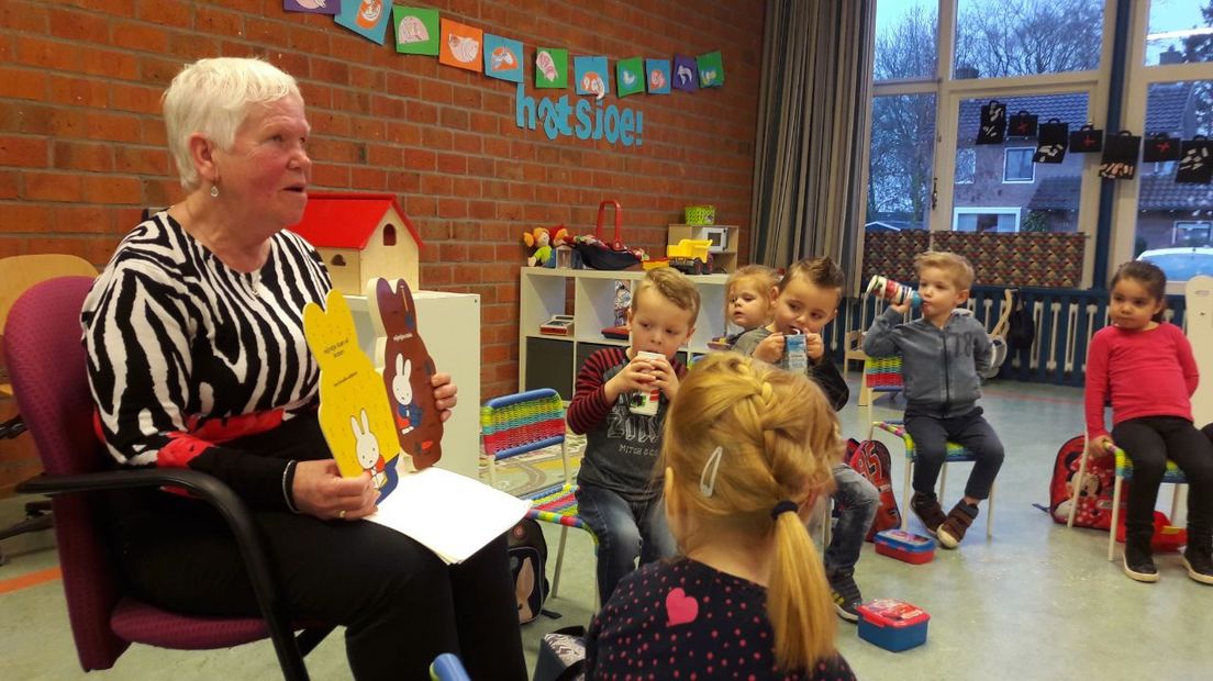 Hennie Halfwerk leest Nijntje in braille (Rechten: RTV Drenthe/Erwin Kikkers)