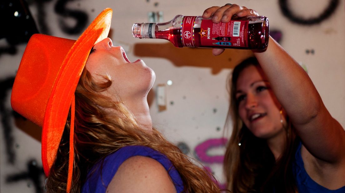 Meisjes zuipen zich vaker in coma: 'tuttebelletjes van 15 komen makkelijk aan alcohol'