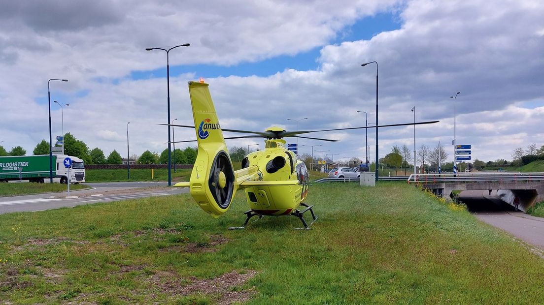 Trauma-artsen werden per helikopter ingevlogen om te assisteren bij de medische hulpverlening.