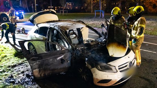 Auto vliegt tijdens het rijden in brand