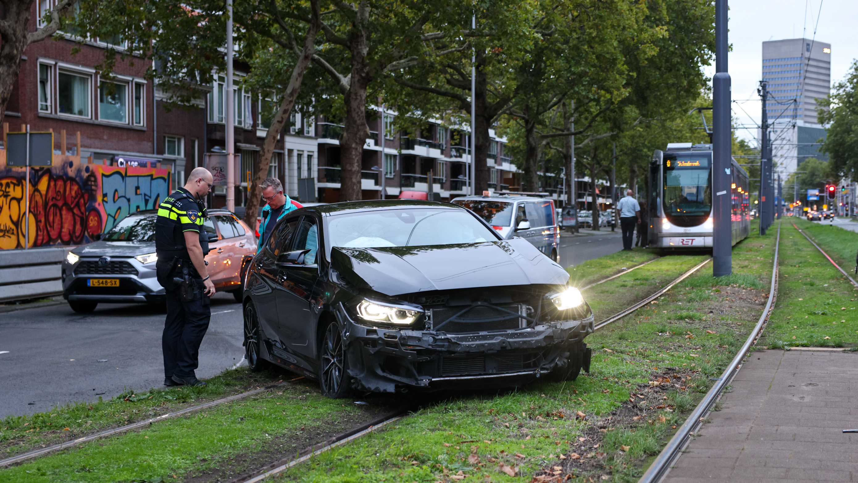 De auto knalde een hoge stoep op en belandde op het spoor