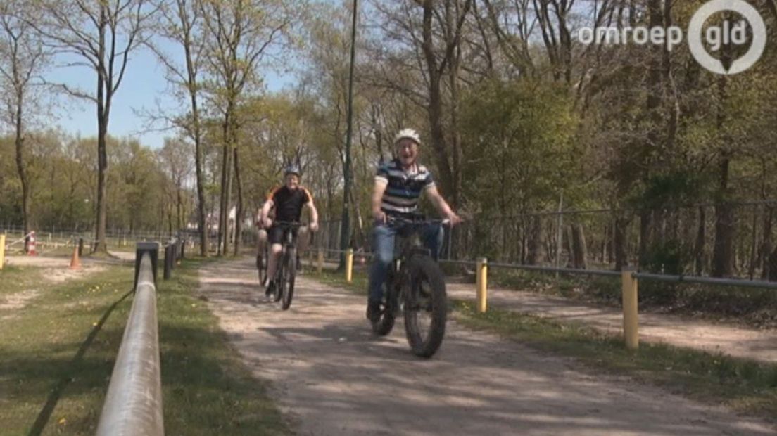 Geen valsspelen, maar een manier om iedereen te laten mountainbiken. In Oldebroek werd vrijdag de elektrische mountainbike gepresenteerd. In landen buiten Nederland is het al een succes, zegt de importeur.