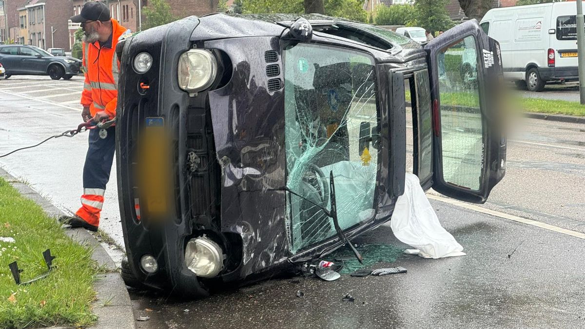 Auto slaat over de kop in Brunssum: bestuurder naar het ziekenhuis, een persoon aangehouden
