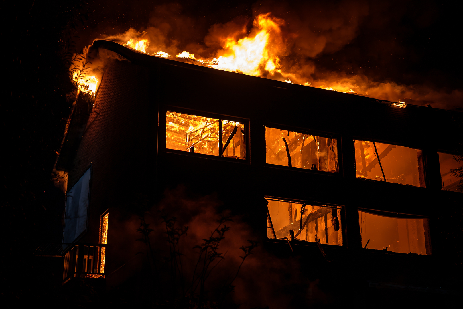 De brandweer schaalde op naar grote brand.