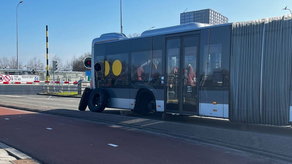 112-nieuws: Bus verliest wielen in Groningen • Brand in flatwoning Beijum