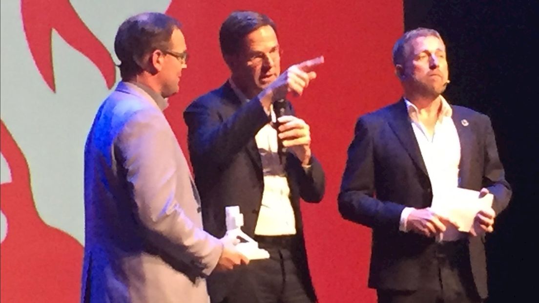 Premier Rutte met links naast zich Eelco Osse van machinefabriek Boessenkool en presentator Harm Ede