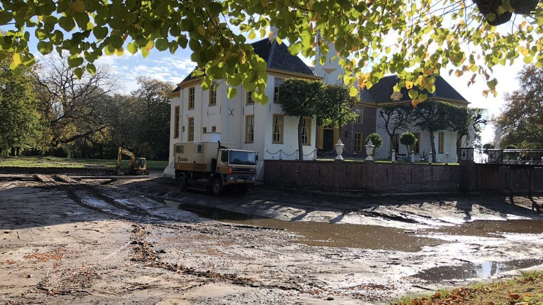 De Fraeylemaborg met de leeggepompte gracht