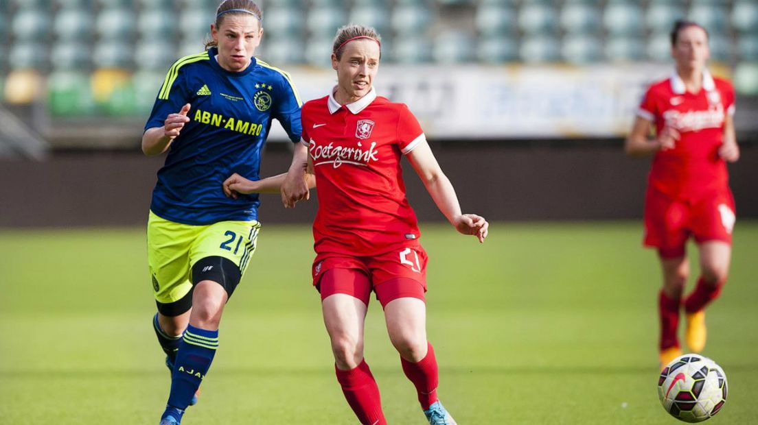 Chantal de Ridder en Félicienne Minnaar tijdens bekerfinale FC Twente - Ajax