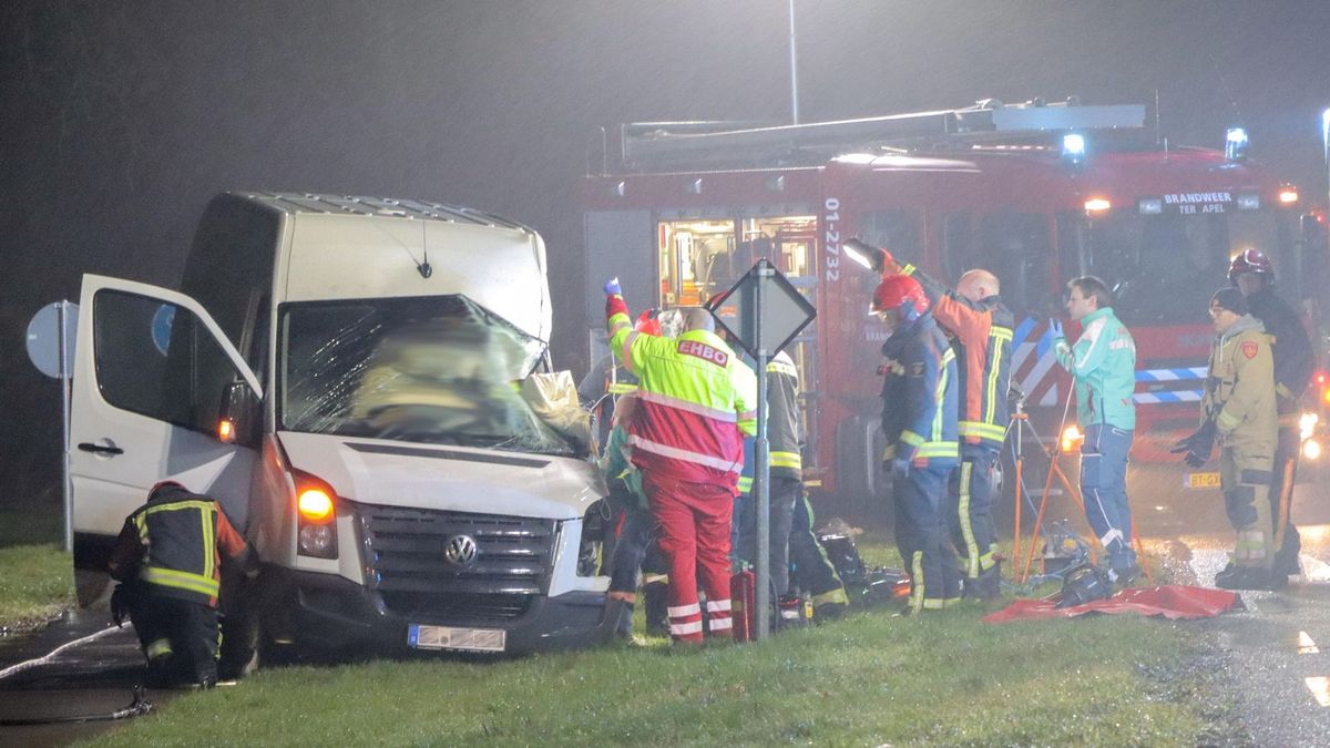 Botsing tussen bestelbus en vrachtwagen in Nieuw-Weerdinge