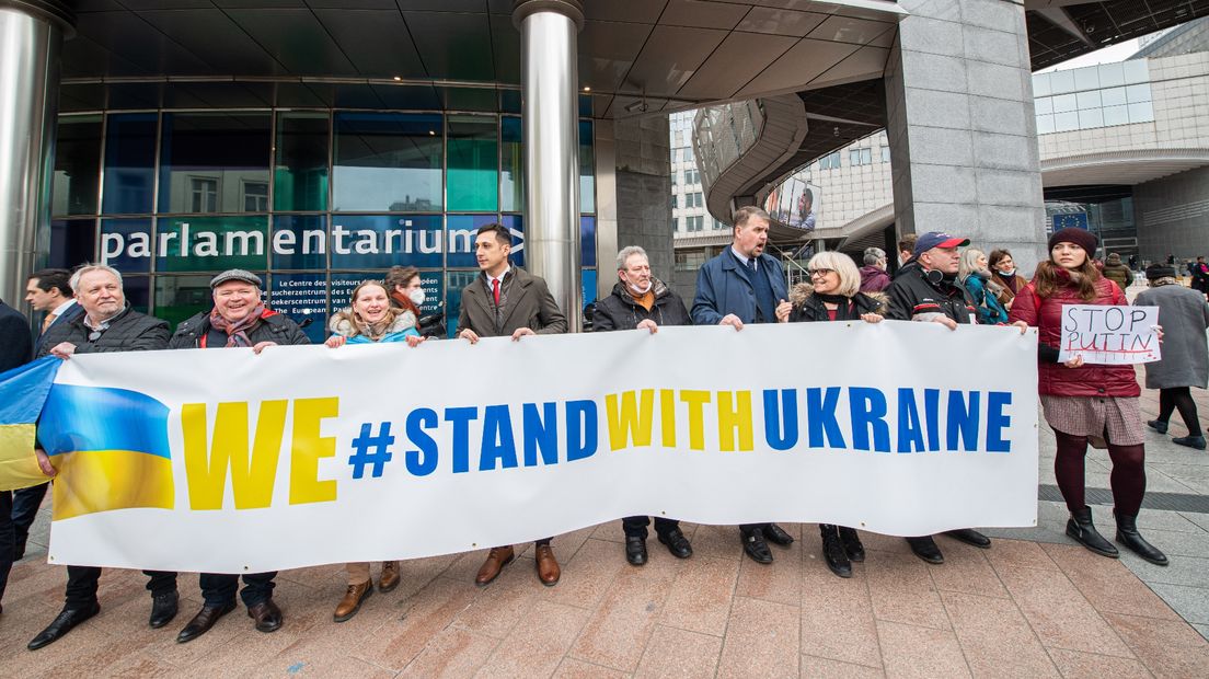 Tijdens een protest in Brussel tonen mensen hun medeleven met Oekraïne vanwege de situatie met Rusland