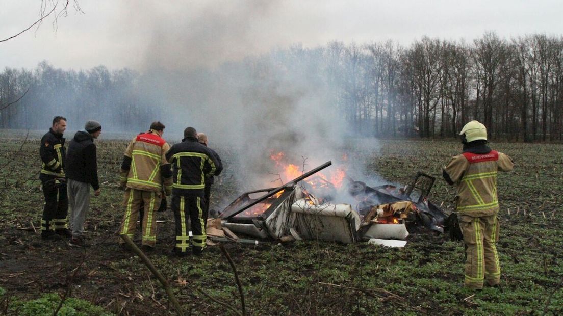 Brandweer laat vreugdevuur in Westerhaar branden