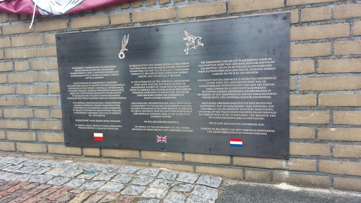Britse plaquette buiging voor Pools parachutisten in Slag om Arnhem