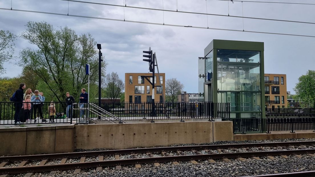 Enkele mensen konden het station in Haren niet af