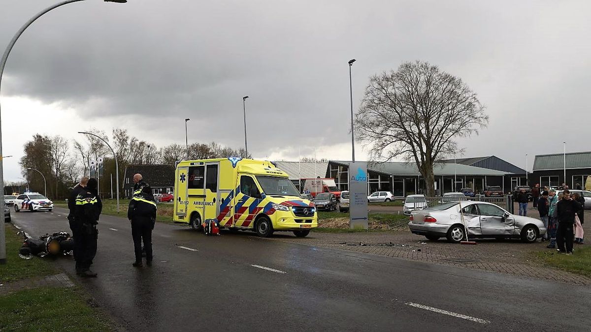Motorrijder gewond bij botsing met auto in Drouwenermond
