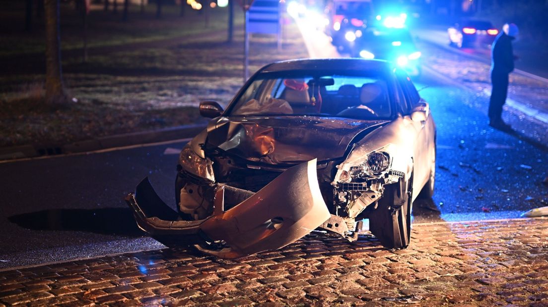 Een van de beschadigde auto's in Foxhol