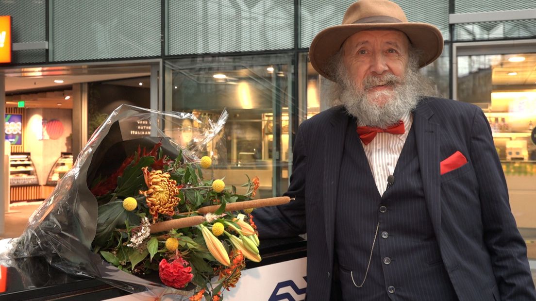 Roland Parijs viert zijn 68-ste verjaardag samen met zijn danspartner op Den Haag Centraal