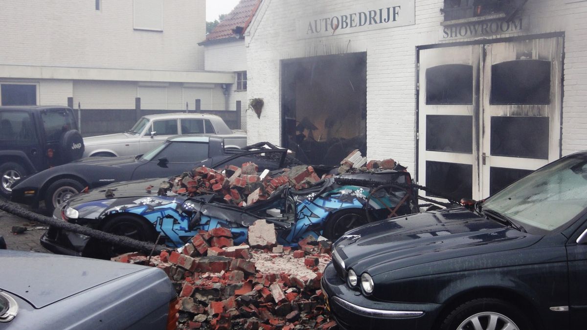 Brand autobedrijf Baexem aangestoken
