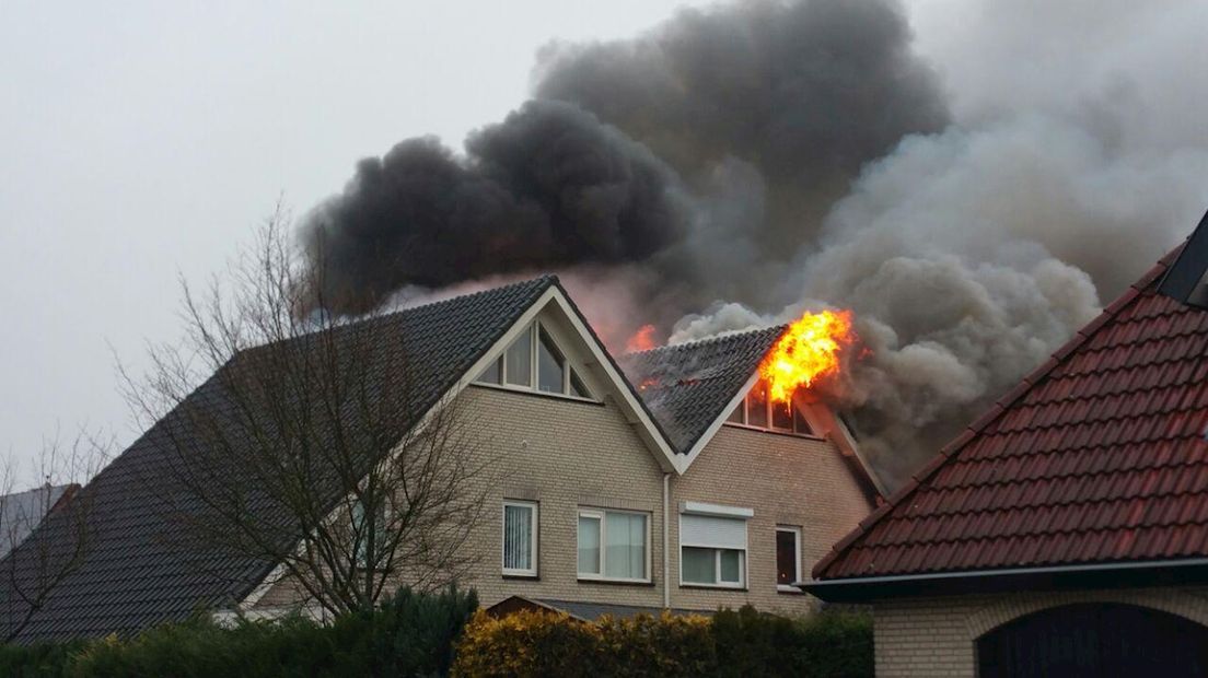Vlammen slaan uit de woning in Overdinkel