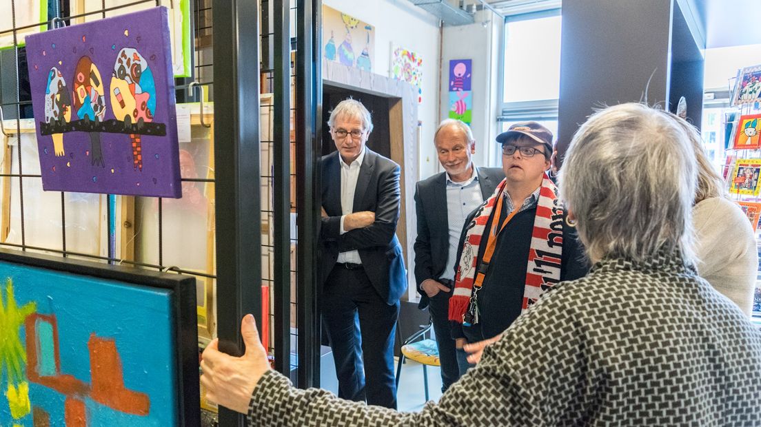 Wethouder Jan Bron doet artistieke inspiratie op voor het nieuwe stadskantoor