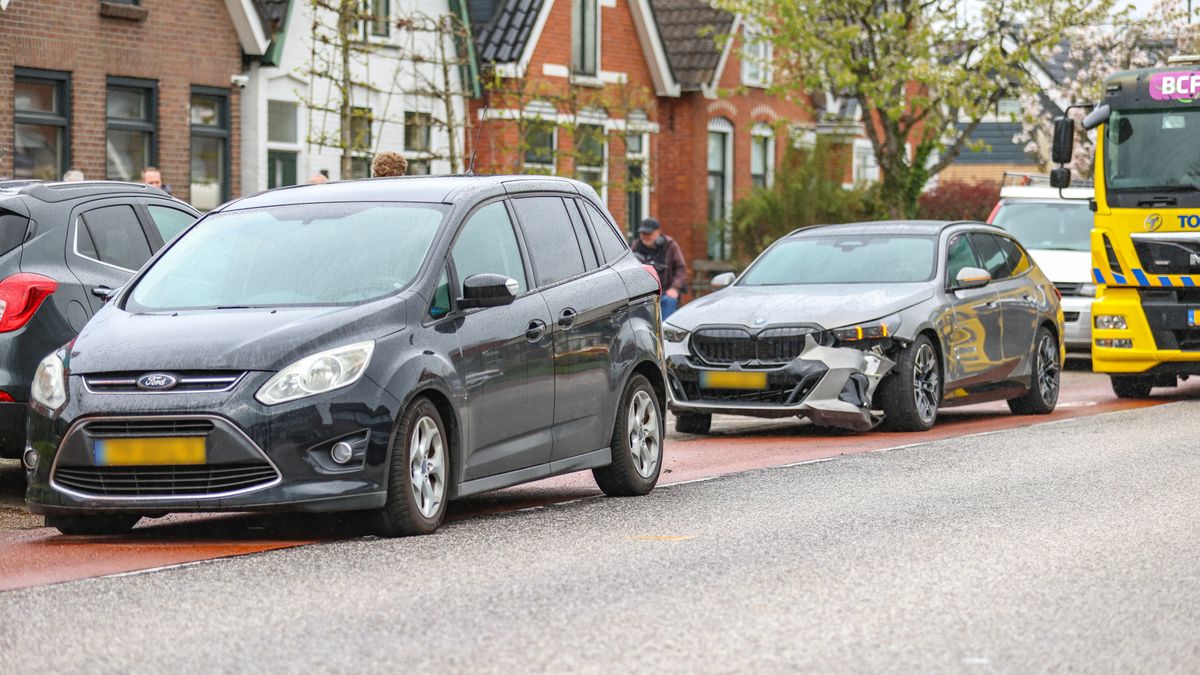 Auto's botsen op de Zuiderdwarsvaart in Drachten