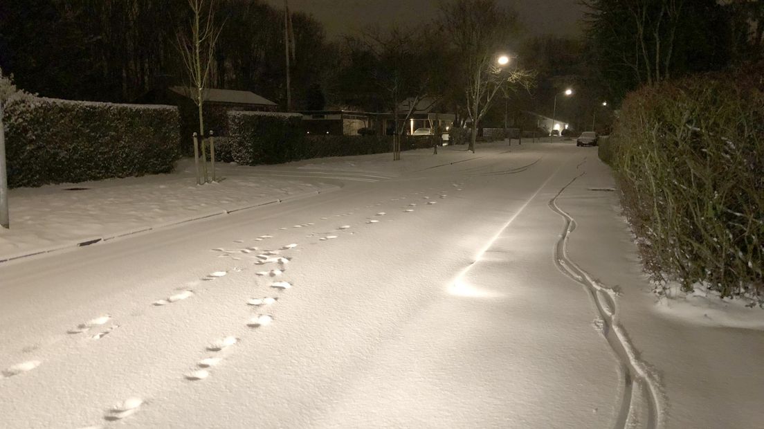 De Syndicuslaan in Delfzijl is besneeuwd