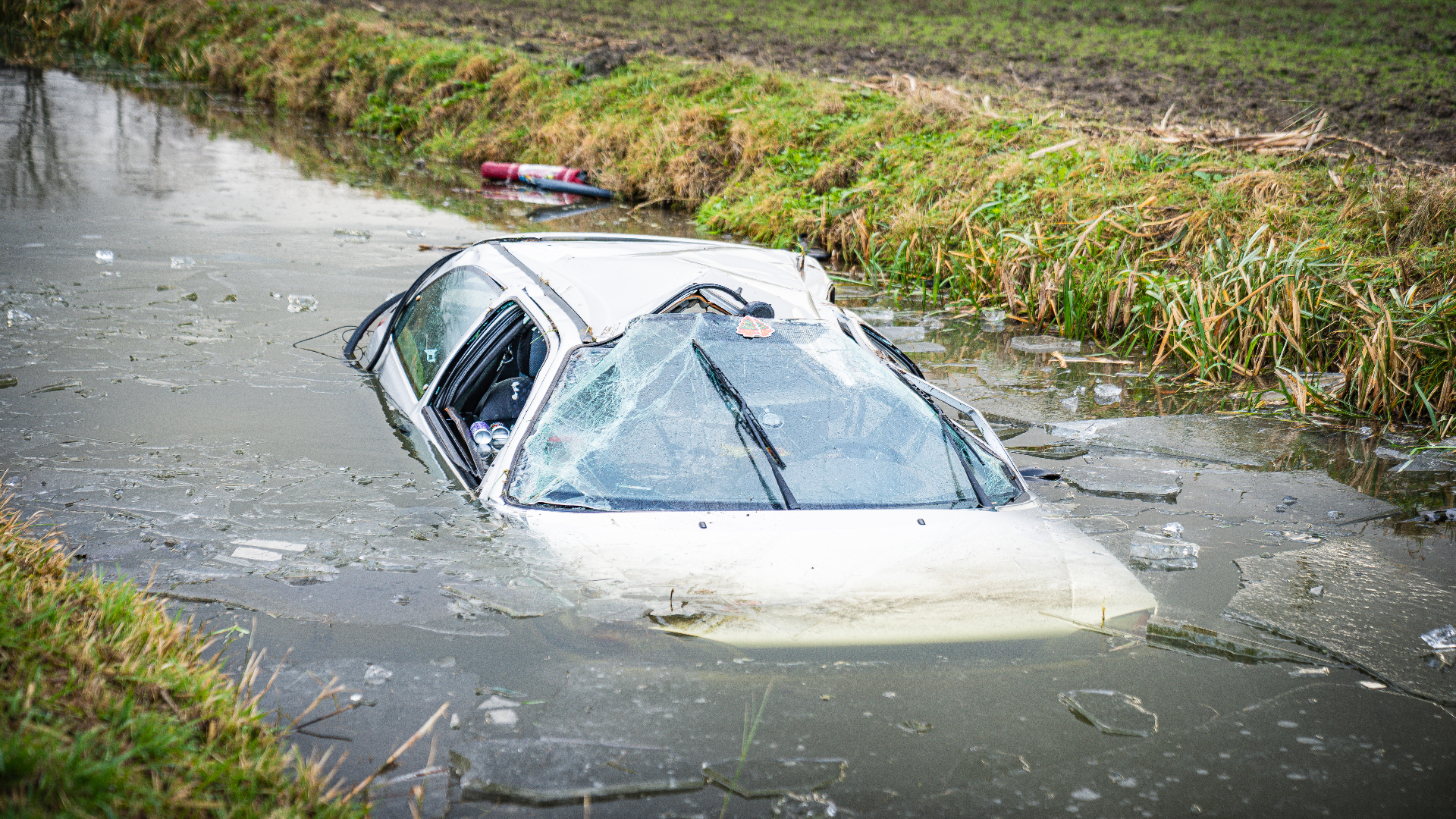 Auto raakt in sloot in Poortugaal