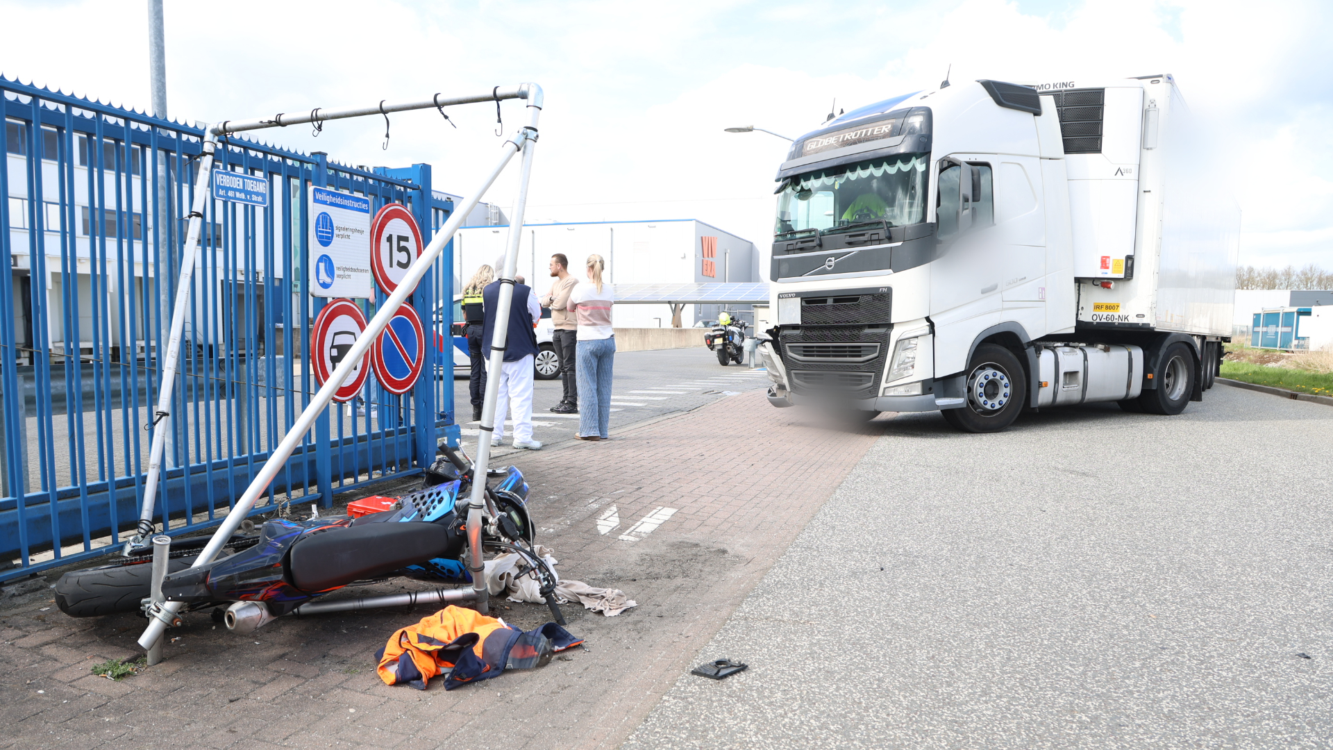 Motorrijder gewond bij aanrijding met vrachtwagen in Holten.