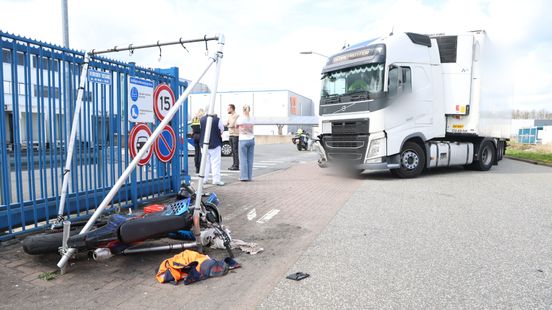 Motorrijder gewond bij aanrijding met vrachtwagen in Holten. Motorrijder gewond bij aanrijding met vrachtwagen in Holten.