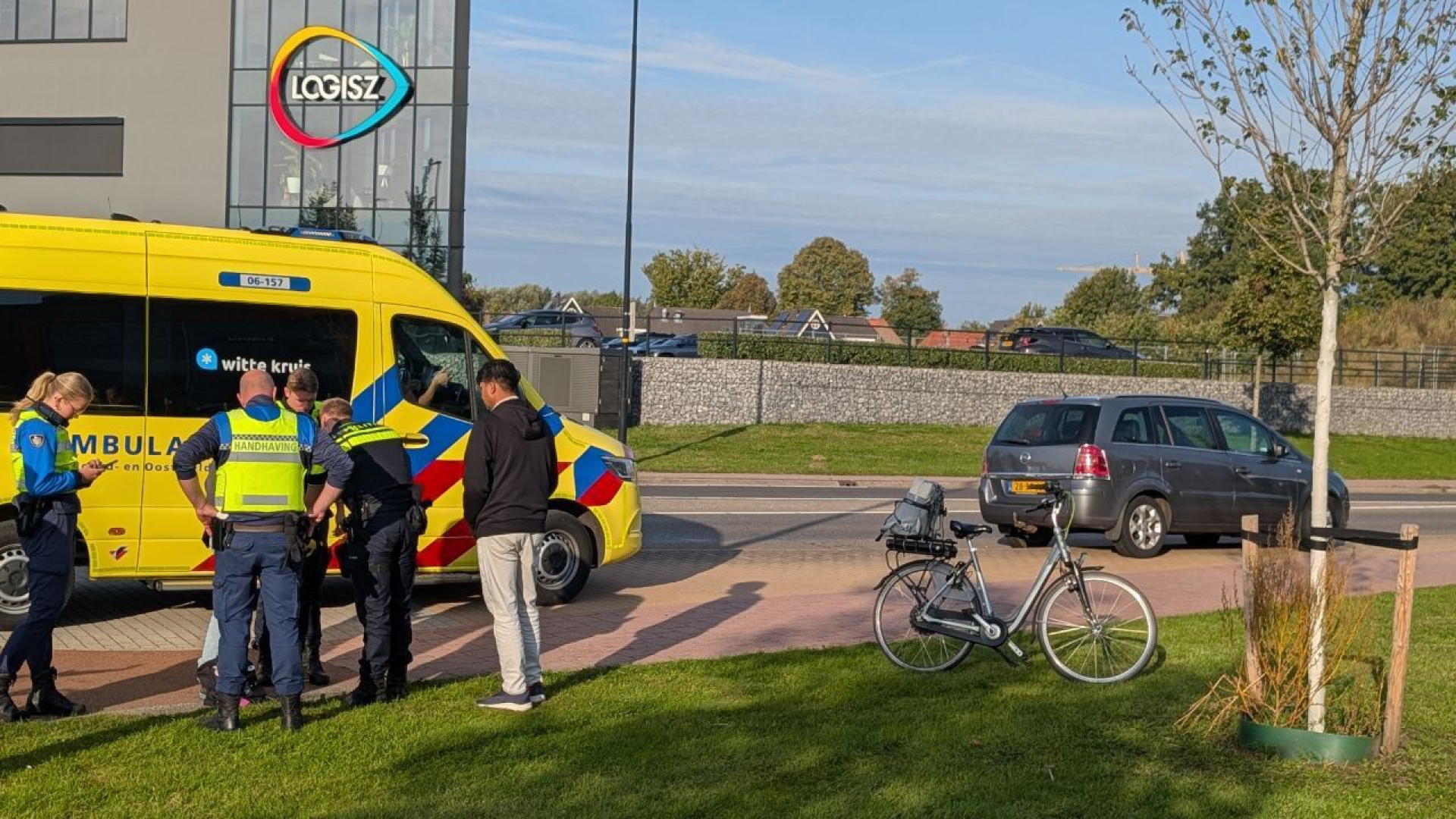 Aanrijding op rotonde • man met mes aangehouden.