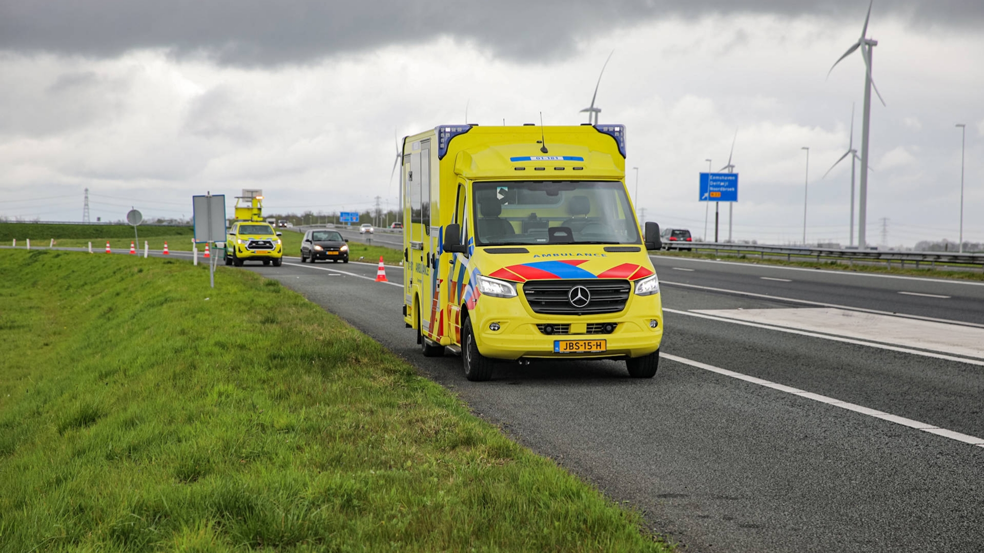 112-nieuws: Auto bijna doormidden na eenzijdig ongeval bij Zuidbroek