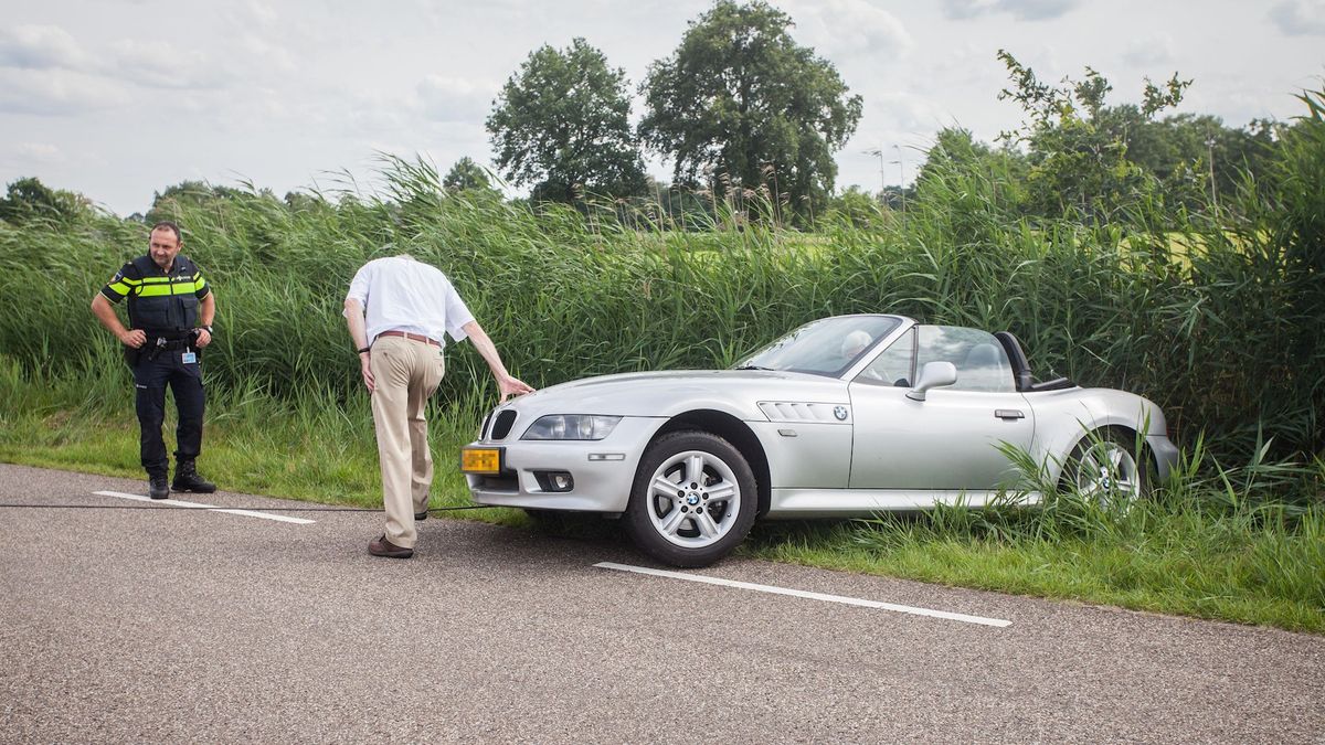 Cabriolet eindigt in de sloot na aanrijding op N347 bij Haaksbergen