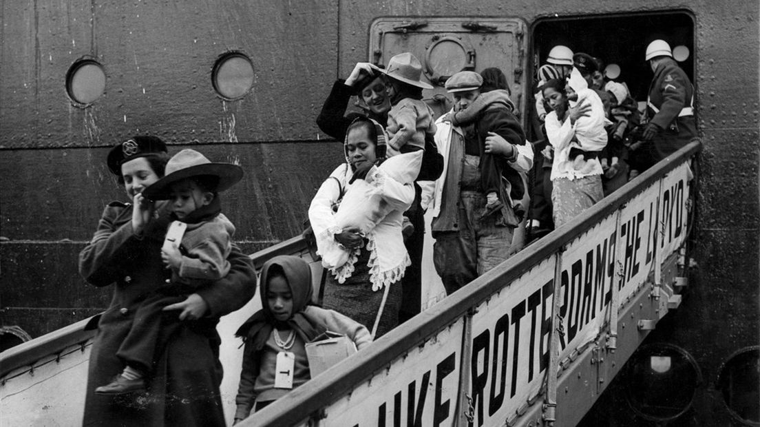Repatriering Ambonezen te Rotterdam, Nederland 21 en 22 maart 1951. Het schip de "Kota Inten"
