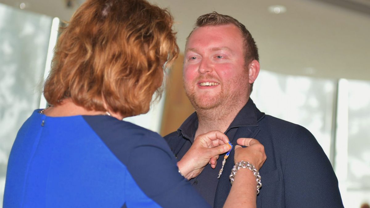 Jeron is jongste van Nederland tijdens lintjesregen, wordt op luidruchtige manier wakker gemaakt