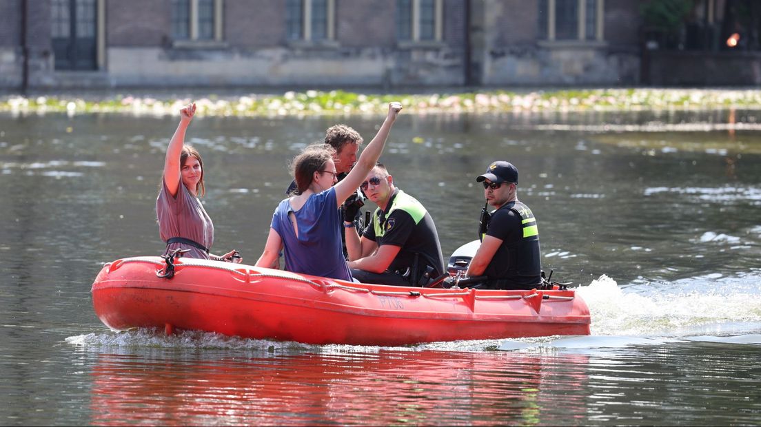 Agenten nemen demonstranten in een bootje mee naar de kant