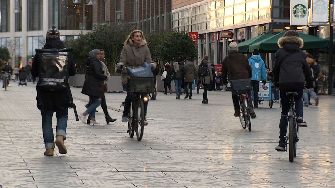 Drukte op de Grote Marktstraat. | Archief